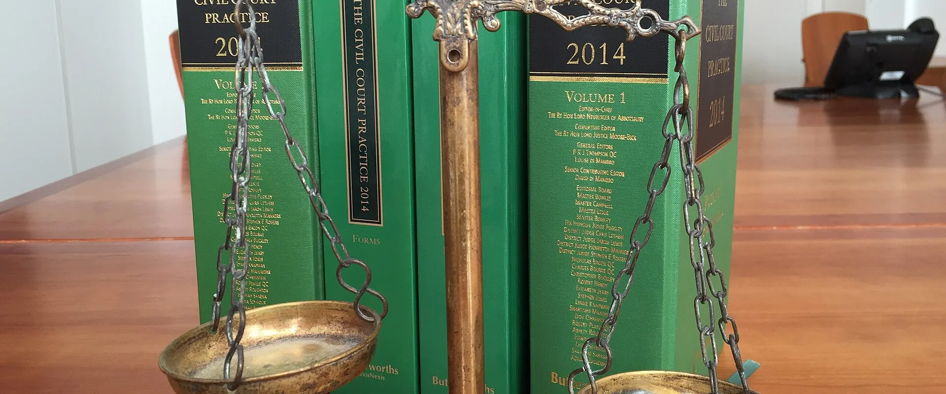 Balance de la justice devant des recueils de jurisprudence