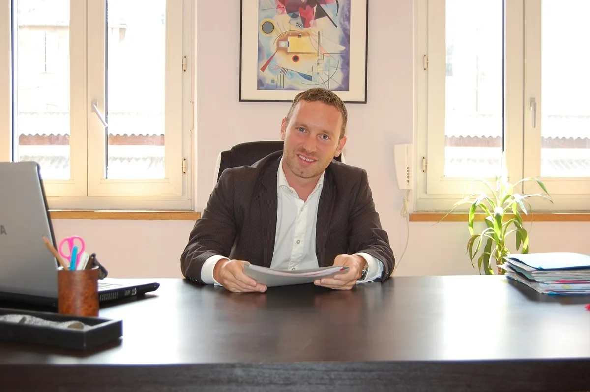 Maître Jean-Laurent Buquet à son bureau, dans son cabinet du boulevard Paul Peytral à Marseille