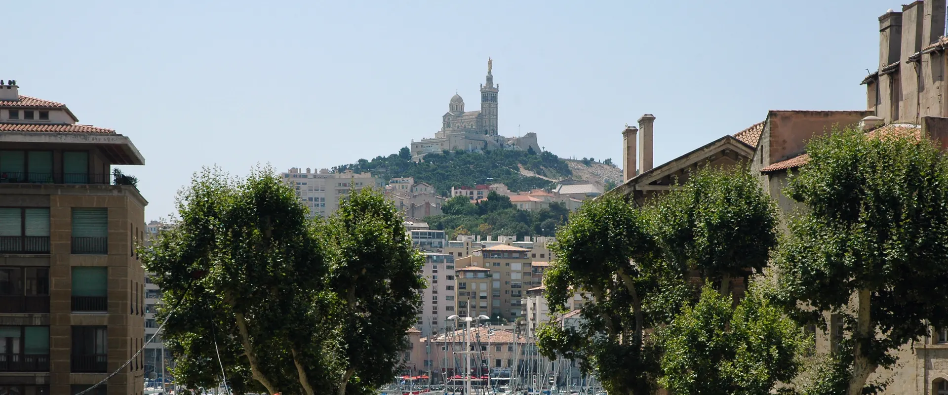Notre-Dame-de-la-Garde vue depuis la place Villeneuve-Bargemon à Marseille