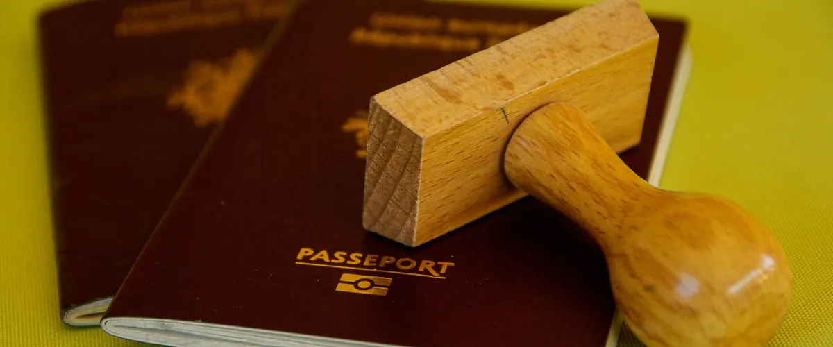 Passeports et tampon administratif posés sur un bureau